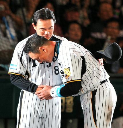 引退セレモニーで阪神・金本知憲と握手を交わす和田監督＝甲子園（撮影・飯室逸平）