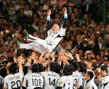 引退セレモニーでナインから胴上げされる阪神・金本知憲＝甲子園（撮影・田中太一）