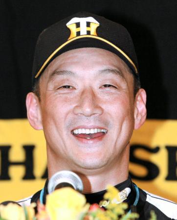 会見で笑顔を見せる阪神・金本知憲＝甲子園（撮影・辰巳直之）