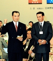１９９２年11月、プロ野球ドラフト会議で松井秀喜外野手の交渉権を獲得、ガッツポーズする巨人・長嶋監督（左）