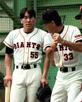 　１９９４年９月、松井秀喜外野手（左）に打撃指導する巨人の長嶋茂雄監督＝ジャイアンツ球場室内練習場