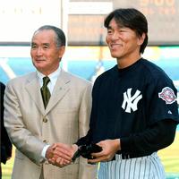 ２００３年４月、ヤンキースタジアムで握手を交わす長嶋氏（左）とヤンキースの松井（当時）＝共同