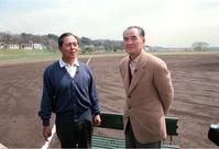 多摩川グラウンドで対談する巨人・長嶋監督（右）とダイエー・王監督＝９８年３月２３日