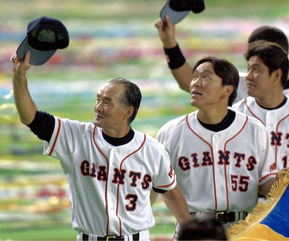 　２０００年10月、日本一を達成し、観客の声援に応える（左から）巨人の長嶋茂雄監督と松井秀喜外野手＝東京ドーム