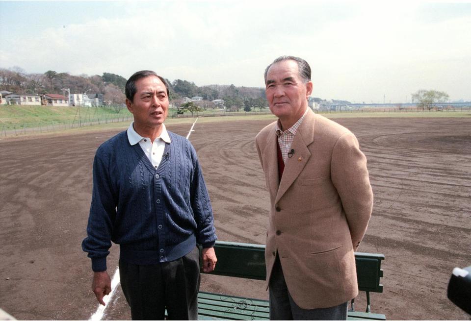 多摩川グラウンドで対談する巨人・長嶋監督（右）とダイエー・王監督＝９８年３月２３日