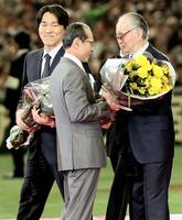 　国民栄誉賞を受賞し、王貞治氏（中央）から祝福の花束を受け取る長嶋茂雄氏。左はともに受賞した松井秀喜氏＝５日午後、東京ドーム