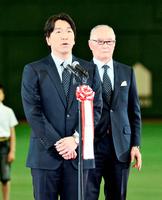 　国民栄誉賞の授与式であいさつする松井秀喜氏（左）と長嶋茂雄氏＝５日午後、東京ドーム（代表撮影）