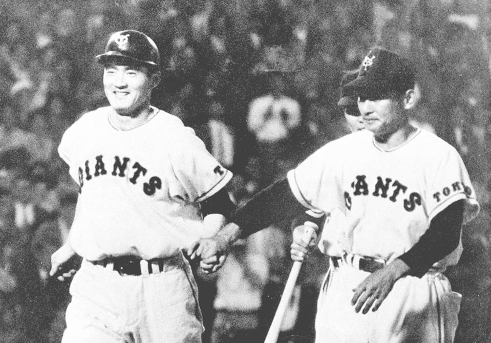 　１９５９年６月、天覧試合の阪神戦でサヨナラ本塁打を放ち、川上哲治コーチ（右）に迎えられる巨人の長嶋茂雄選手＝後楽園球場