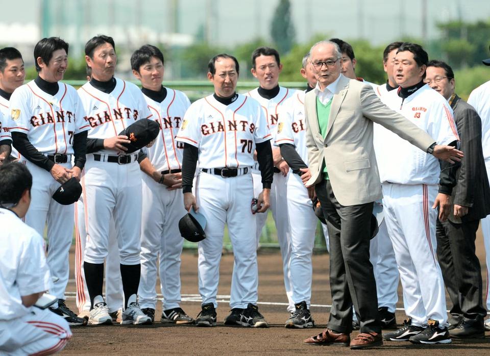 ナインに向かってあいさつする巨人・長嶋茂雄終身名誉監督（右から３人目）＝撮影・西岡　正