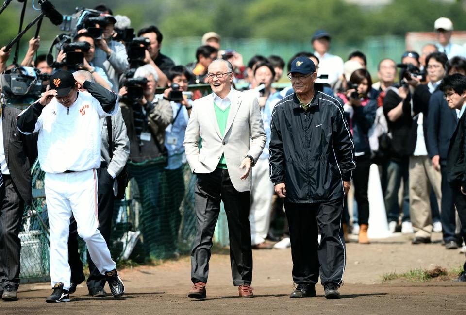 巨人・岡崎　郁２軍監督（左）、張本　勲氏（右）とグランドへと向かう巨人・長嶋茂雄終身名誉監督＝東京・大田区の旧多摩川グランド（撮影・西岡　正）