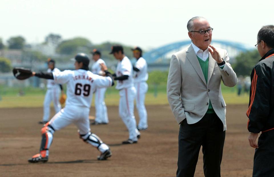 練習する選手をバックに話す巨人・長嶋茂雄終身名誉監督（右）＝東京・大田区の旧多摩川グランド（撮影・西岡　正）