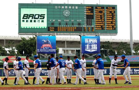 韓国ナインの健闘を称える平田監督（右端）ら２１Ｕナイン