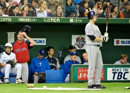 打線沈黙に頭をかくファレル監督（左端）＝撮影・園田高夫