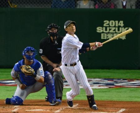 ２回、左越えに先制２ランを放つ坂本勇人＝東京ドーム（撮影・村中拓久）