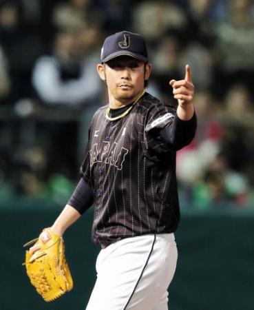 ８回、スイングをアピールする阪神・岩田　＝沖縄セルラースタジアム（撮影・飯室逸平）