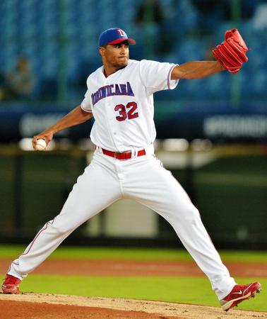 　日本打線を相手に力投するカブレラ