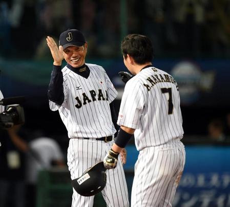 　９回、サヨナラ打を放った中村晃（右）を笑顔で迎える小久保監督