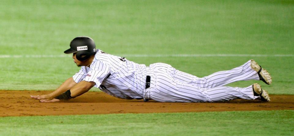 　６回、打者・松田のときにヘッドスライディングで二盗を決める中田