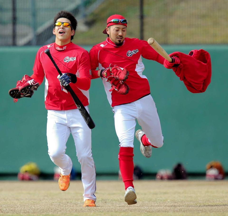 　野間（左）に体当たりし、はしゃぐ菊池