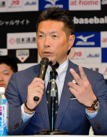 　代表メンバーを発表する小久保監督