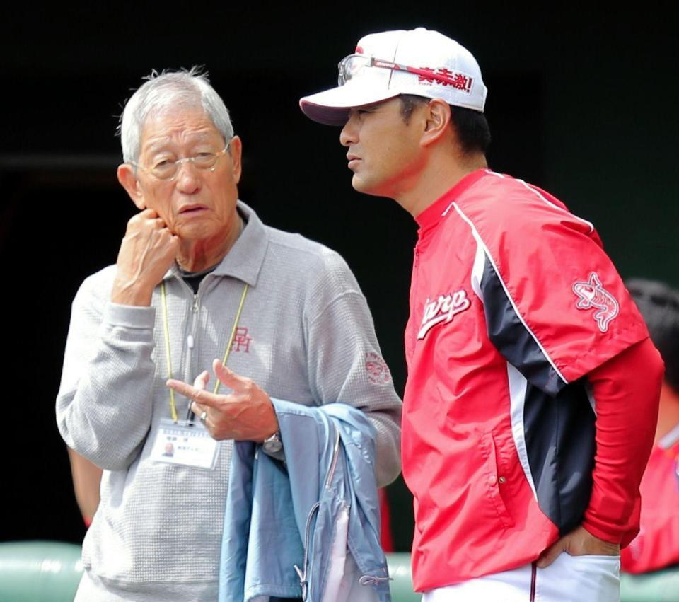 緒方監督（右）と話し合う野球日本代表・権藤投手コーチ（撮影・吉澤敬太）