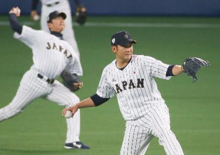 　台湾代表との強化試合を前に、キャッチボールで調整する日本代表の菅野（手前）＝ナゴヤドーム