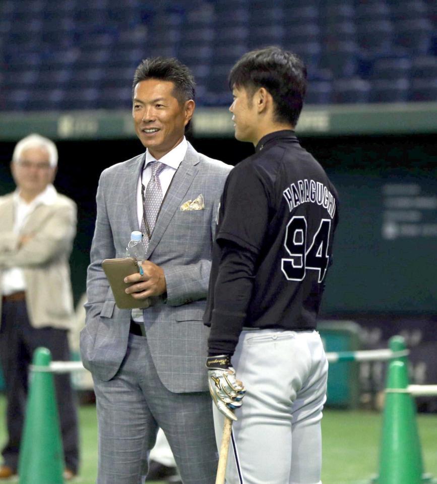 　日本代表・小久保監督と話す原口＝２８日