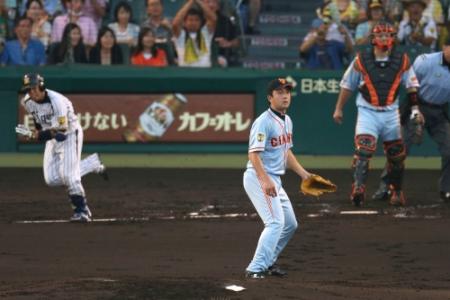 阪神・梅野（左）に先制２点適時打を打たれた巨人・沢村＝２１日、甲子園（撮影・持木克友）