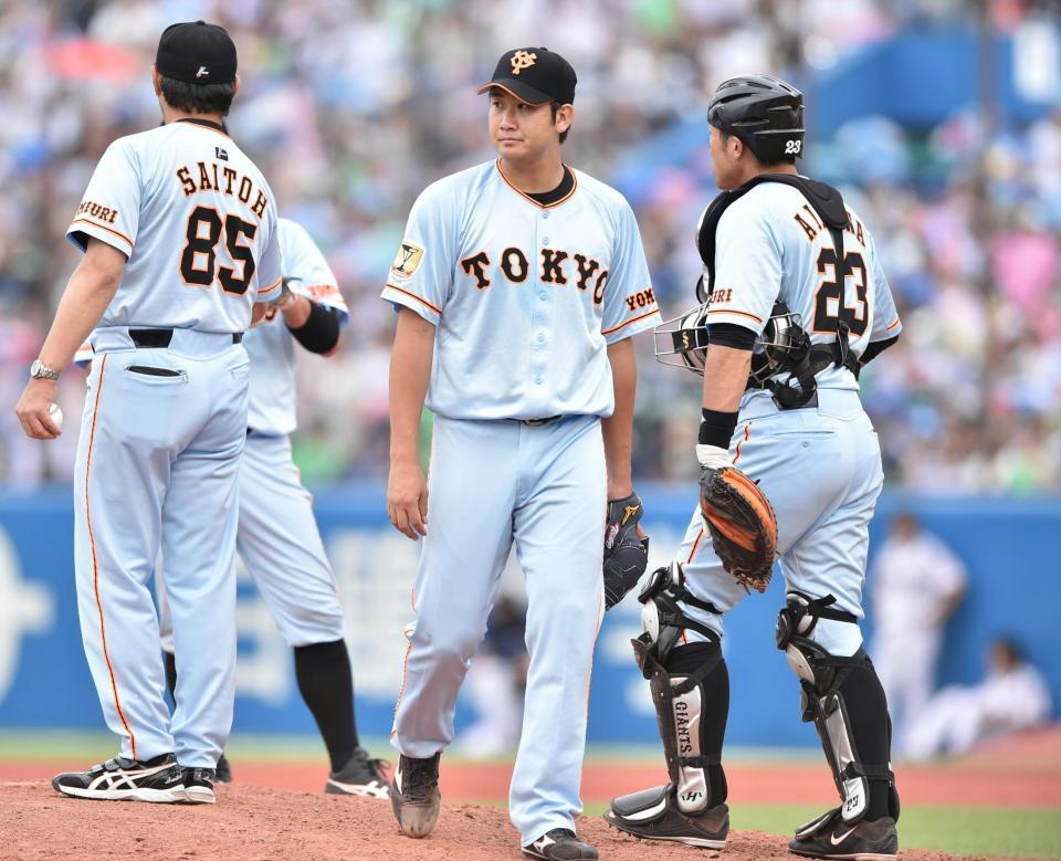 ２８日のヤクルト戦で今季ワースト６失点と乱調だった菅野（右から２人目）