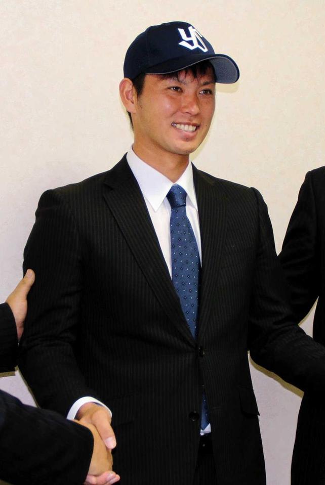 　仮契約会見終了後、東京ヤクルトのキャップをかぶり寺田哲也が笑顔を見せた（提供・高田博史）