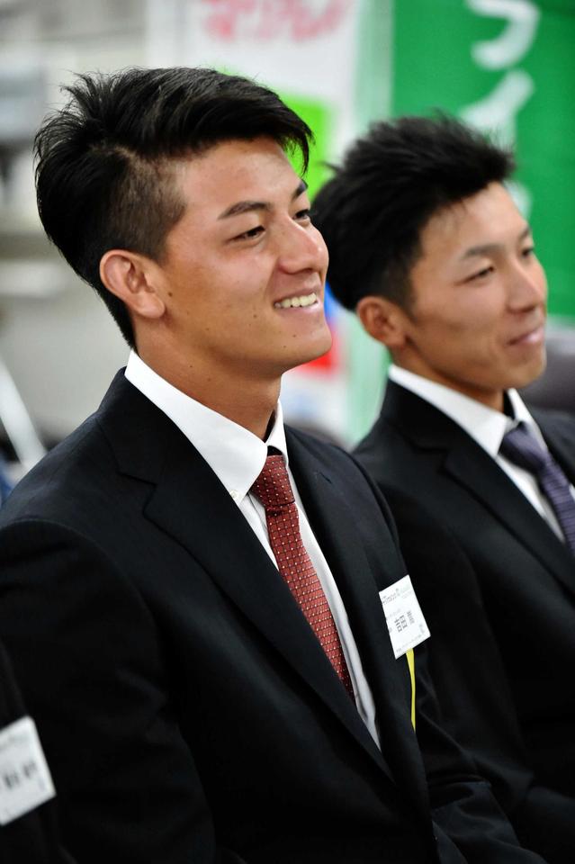 　目標だった高卒１年目でのＮＰＢ入りを果たし、増田大輝（右）とともに笑顔を見せる吉田嵩（左）（提供・山田次郎）