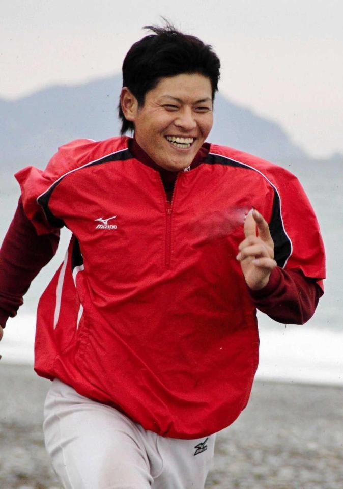 　大きな声と共に先頭を切って砂浜をダッシュする小林義弘主将（提供・高田博史）