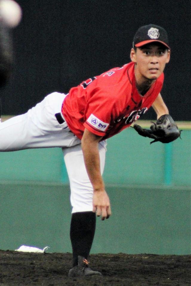 　気持ちを込めたストレートがうなる岡部峻太（撮影・高田博史）