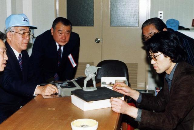 　８７年、審判員永年功労表彰のブロンズ像製作を見守る郷司裕さん（中央）