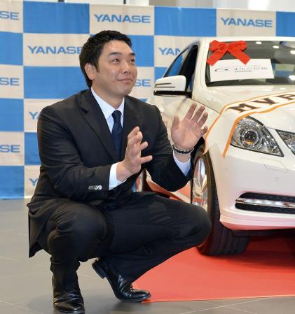 　贈呈車の前で捕手のポーズをとる阿部（撮影・会津智海）