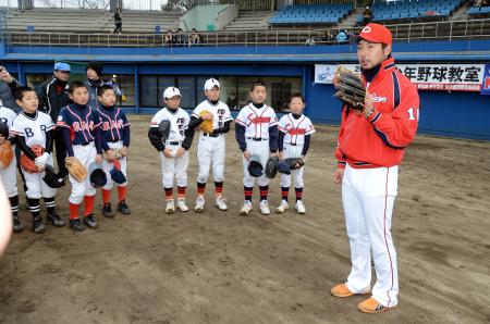 　野球教室で子どもたちを指導する今村（撮影・栗木一考）