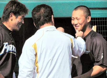 　視察に訪れたＷＢＣ日本代表の山本監督（中央）に、あごひげをなでられる日本ハム・中田。左は稲葉