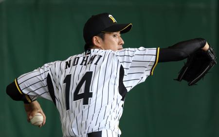 　ＷＢＣ日本代表・山本監督が視察する中、力の入った投球をする阪神・能見（撮影・山口　登）