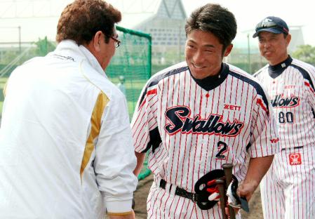 　ＷＢＣ日本代表の山本監督（左）の激励を受けるヤクルト・相川＝浦添