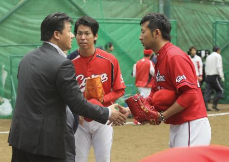 　視察に訪れた与田投手コーチと握手を交わす前田健（中）と今村（右）