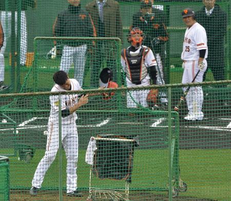 　フリー打撃で村田（後方右）に柵越えを浴び悔しがる内海（撮影・会津智海）