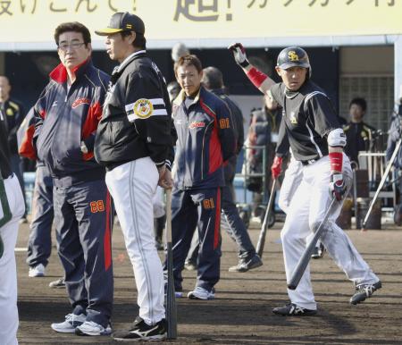 　ソフトバンクのキャンプを訪れ、秋山監督（左から２人目）と話すＷＢＣ日本代表の山本監督（左端）。右端は内川