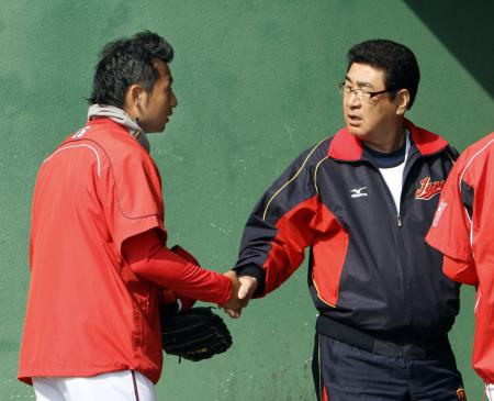 　山本ＷＢＣ日本代表監督（右）と握手を交わす今村（撮影・岡田育磨）
