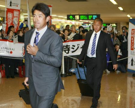 　空路で沖縄から宮崎入りした（右から）中田と稲葉