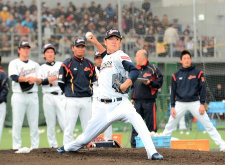 選手が注目する前でピッチングする田中将大（手前）＝宮崎・木の花ドーム（撮影・西岡　正）