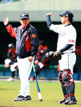 巨人・阿部慎之助（右）に声をかける山本浩二監督＝サンマリンスタジアム宮崎（撮影・立川洋一郎）