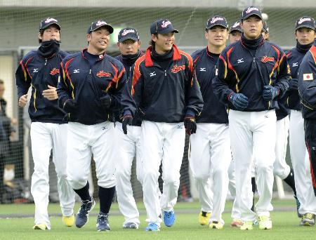 　３月に開催される野球のＷＢＣ日本代表候補の合宿がスタートし、笑顔でランニングする主将の阿部（左から２人目）ら＝１５日午前、宮崎市の宮崎県総合運動公園
