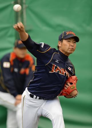 　ブルペンで力強いピッチングを披露する今村（撮影・西岡　正）