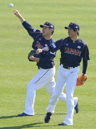 　前田（左）と並んでキャッチボールする田中（撮影・西岡　正）