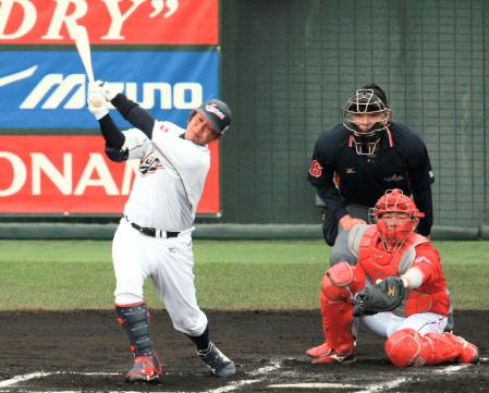 １回、空振り三振する阿部（撮影・立川洋一郎）